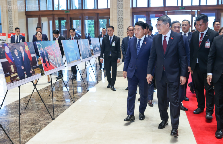 Thủ tướng Lê Minh Hưng và Thủ tướng Chính phủ Lào Saleumxay Kommasith tham quan triển lãm ảnh về quan hệ Việt Nam – Lào. Ảnh: chinhphu.vn