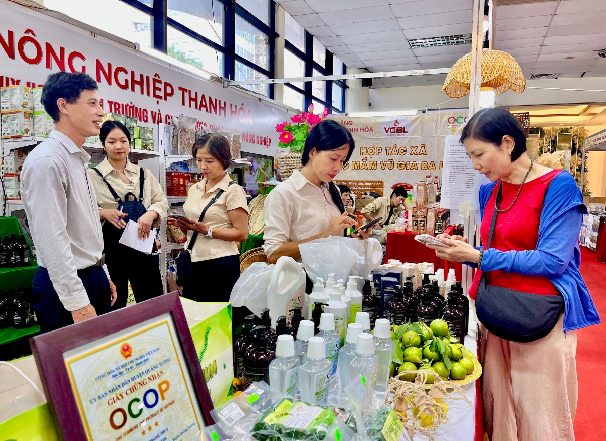 Tại hội chợ, nhiều đặc sản, sản phẩm OCOP đạt từ 3 sao trở lên được giới thiệu tới khách hàng.