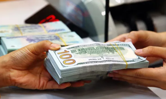 Giá USD tự do bật tăng mạnh, đảo chiều vượt ngân hàng sau 4 tháng