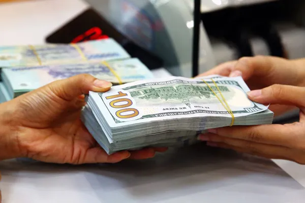 Giá USD tự do vượt ngân hàng.