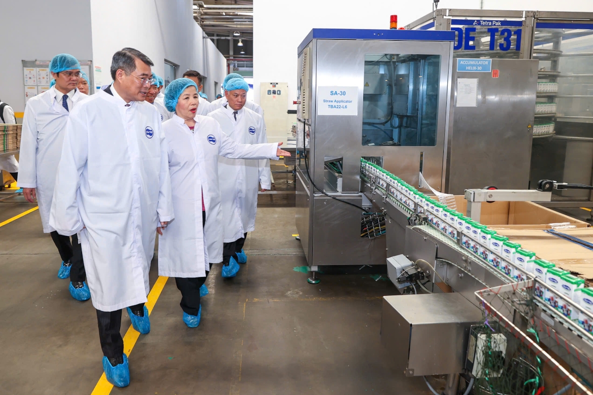Thủ tướng Chính phủ Lê Minh Hưng và đoàn công tác cấp cao tìm hiểu hoạt động sản xuất tại Nhà máy Angkormilk. Ảnh: Vi Nam