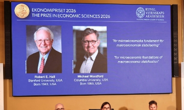 Hai nhà kinh tế Robert E. Hall và Michael Woodford được công bố là chủ nhân Giải Nobel Kinh tế 2026 tại Stockholm, Thụy Điển