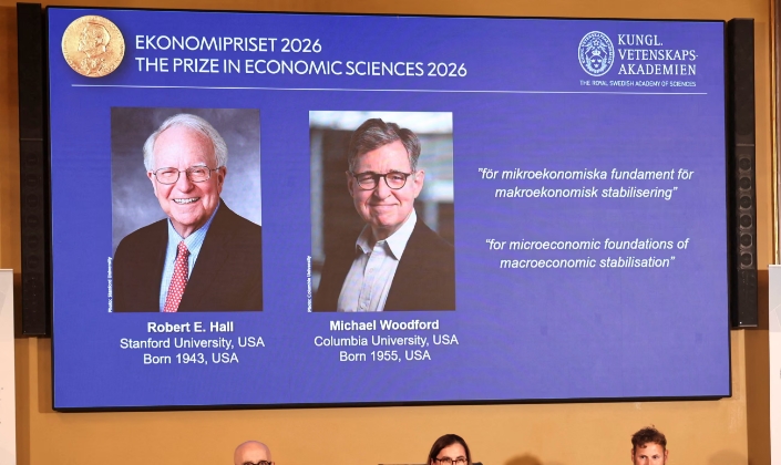 Hai nhà kinh tế Robert E. Hall và Michael Woodford được công bố là chủ nhân Giải Nobel Kinh tế 2026 tại Stockholm, Thụy Điển