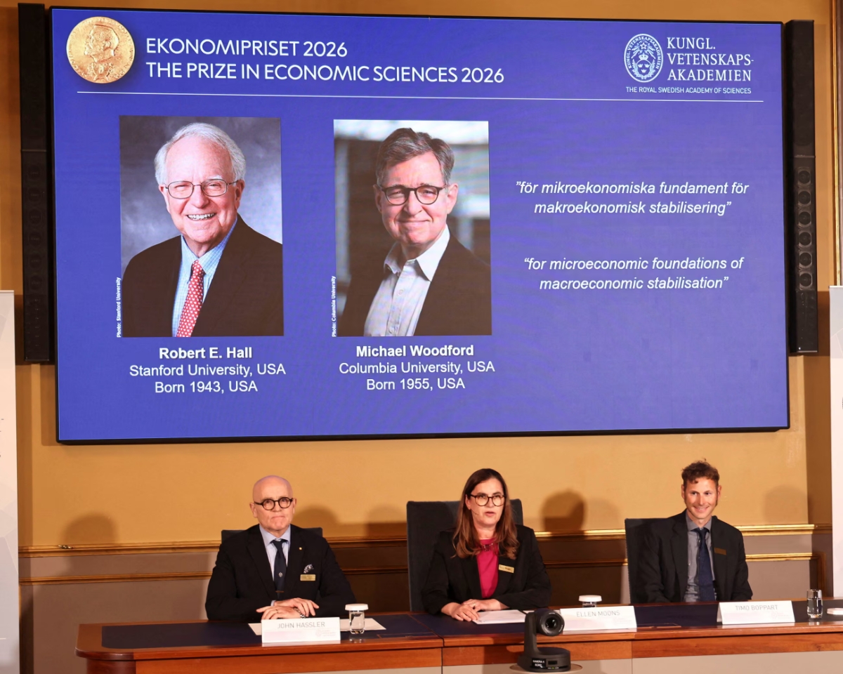 Hai nhà kinh tế Robert E. Hall và Michael Woodford được công bố là chủ nhân Giải Nobel Kinh tế 2026 tại Stockholm, Thụy Điển