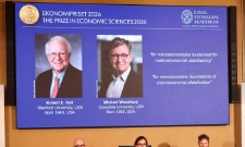 Hai nhà kinh tế Robert E. Hall và Michael Woodford được công bố là chủ nhân Giải Nobel Kinh tế 2026 tại Stockholm, Thụy Điển