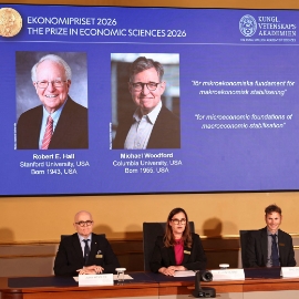 Hai nhà kinh tế Robert E. Hall và Michael Woodford được công bố là chủ nhân Giải Nobel Kinh tế 2026 tại Stockholm, Thụy Điển