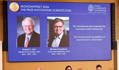 Hai nhà kinh tế Robert E. Hall và Michael Woodford được công bố là chủ nhân Giải Nobel Kinh tế 2026 tại Stockholm, Thụy Điển