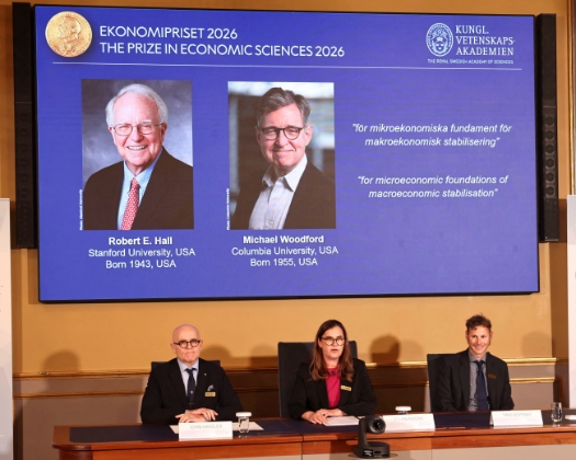 Hai nhà kinh tế Robert E. Hall và Michael Woodford được công bố là chủ nhân Giải Nobel Kinh tế 2026 tại Stockholm, Thụy Điển