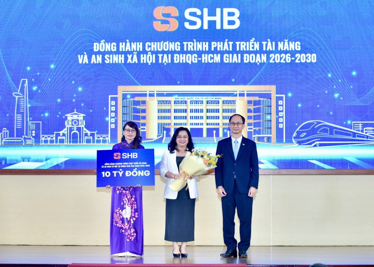 Tổng Giám đốc SHB Ngô Thu Hà trao tài trợ cho Chương trình phát triển tài năng và an sinh xã hội tại Đại học Quốc gia Thành phố Hồ Chí Minh giai đoạn 2026-2030.