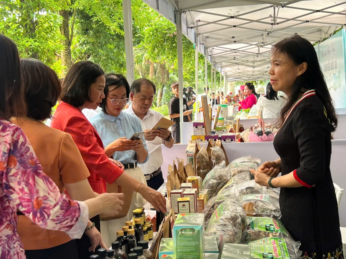 HTX Thảo dược dân tộc Dao Phượng Huệ giới thiệu sản phẩm tới khách hàng.