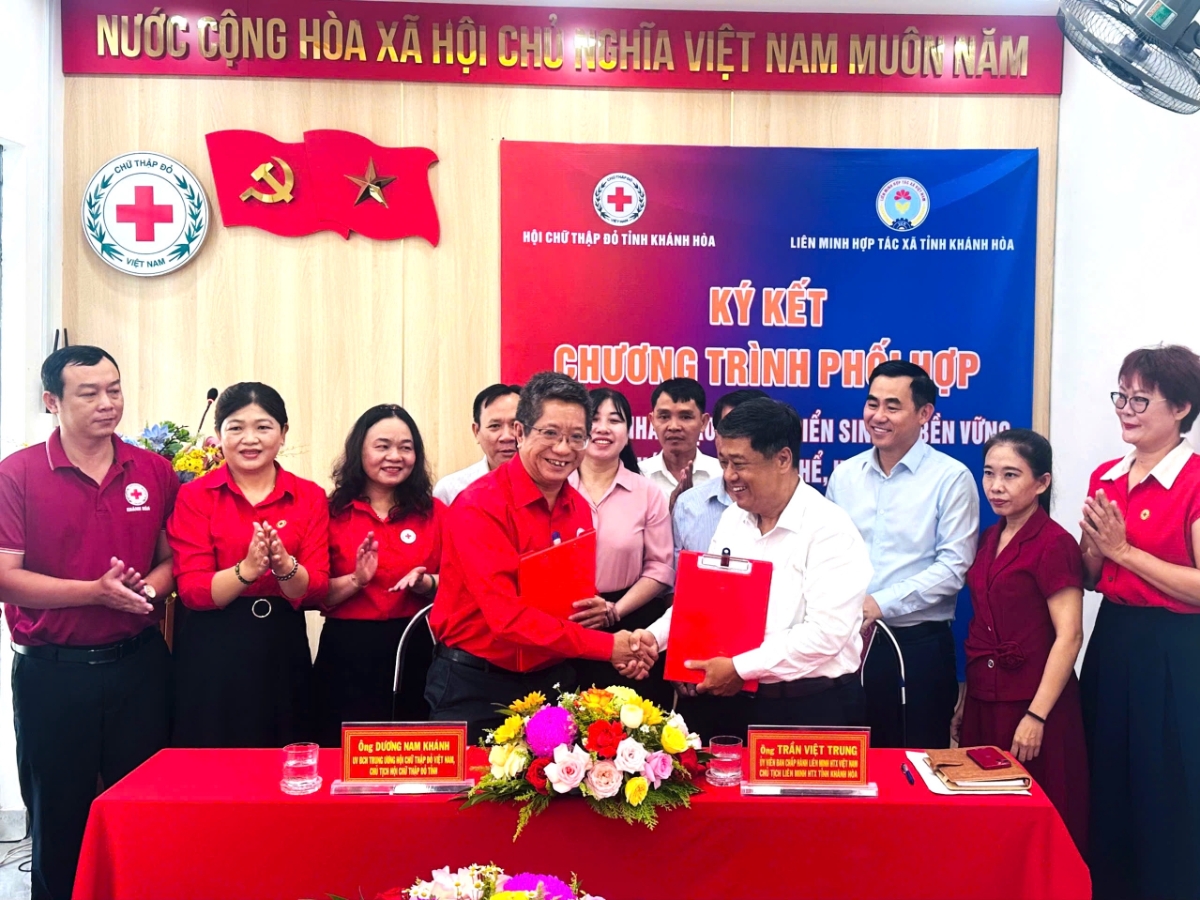Ngày 9/10, Hội Chữ thập đỏ tỉnh và Liên minh HTX tỉnh Khánh Hòa ký kết chương trình phối hợp giai đoạn 2026-2031.