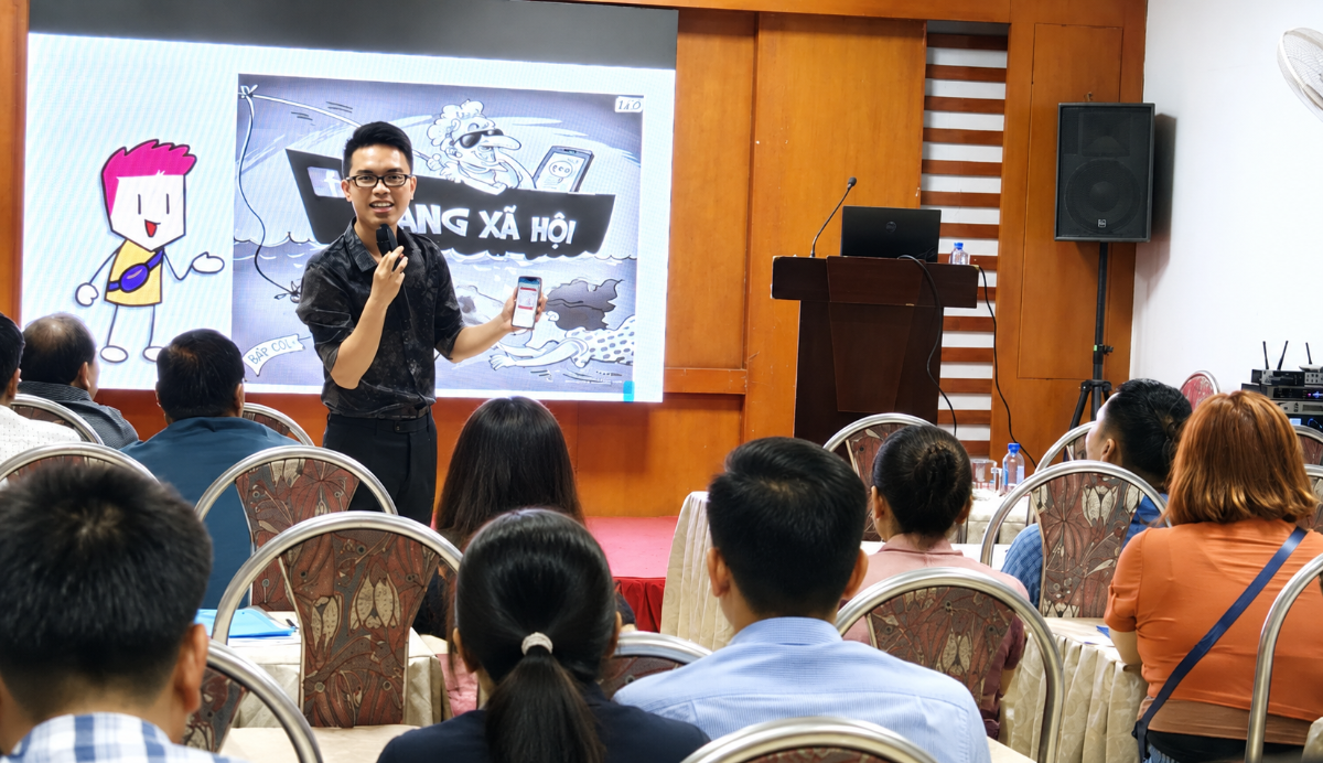 Giảng viên Đinh Thanh Tùng trình bày nội dung tại hội nghị tập huấn.