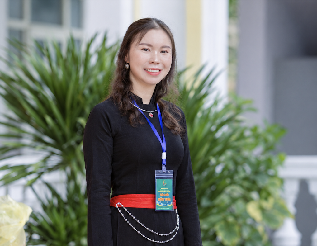 Lương y Lý Thị Bích Huệ, Giám đốc HTX Thảo dược dân tộc Dao Phượng Huệ.