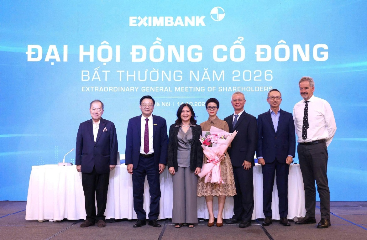 Các thành viên Hội đồng Quản trị và Trưởng Ban Kiểm soát Eximbank tặng hoa chúc mừng bà Phạm Thị Huyền Trang, Tổng Giám đốc, nhân dịp bà được bầu làm thành viên Hội đồng Quản trị nhiệm kỳ VIII (2025–2030).