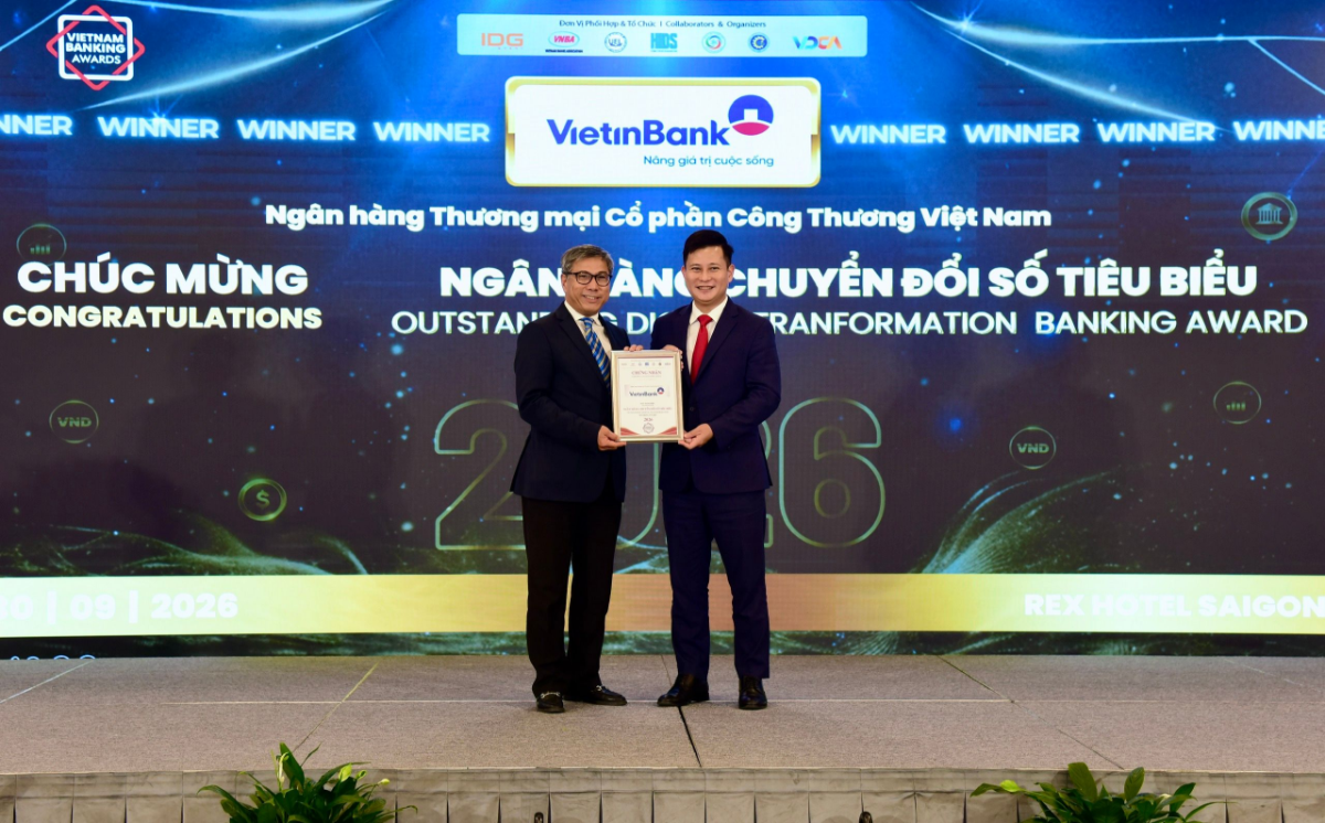 Ông Trần Công Quỳnh Lân – Phó Tổng Giám đốc VietinBank nhận giải thưởng Ngân hàng Chuyển đổi số tiêu biểu 2026 tại Vietnam Outstanding Banking Awards, ngày 30/9/2026.
