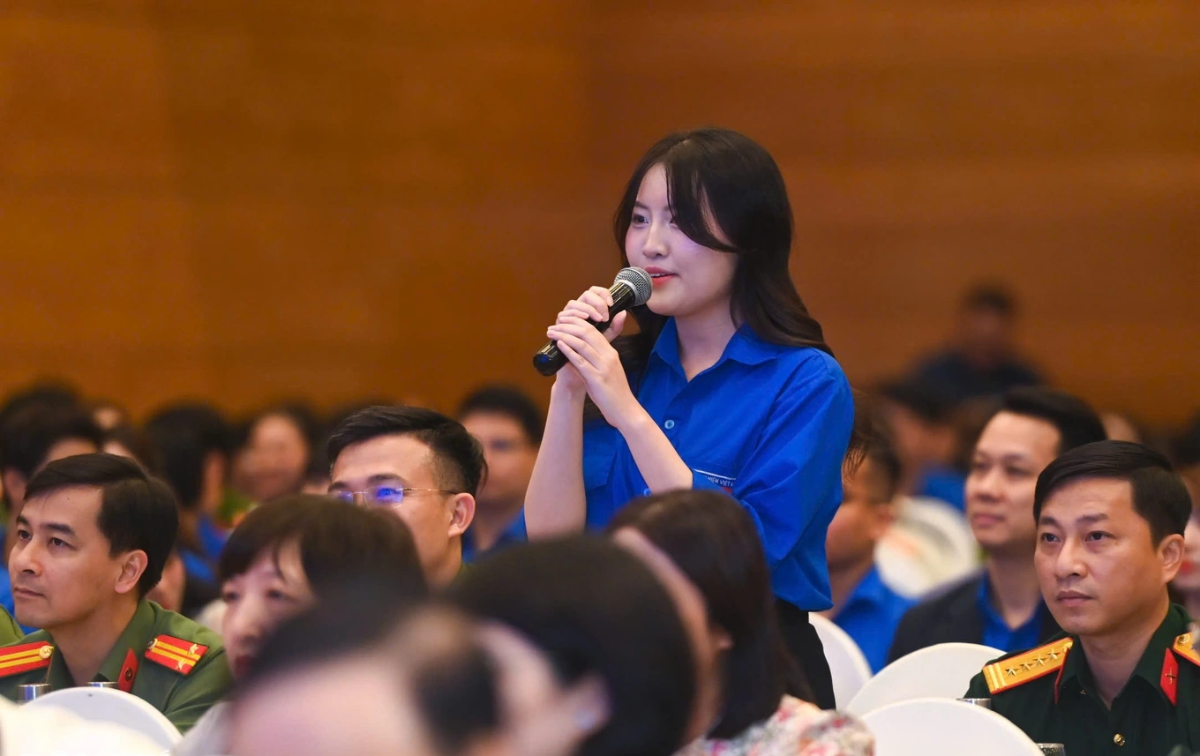 Nhiều thanh niên băn khoăn, sự phát triển của AI, tự động hóa và chuyển đổi số đang làm thay đổi sâu sắc thị trường lao động.