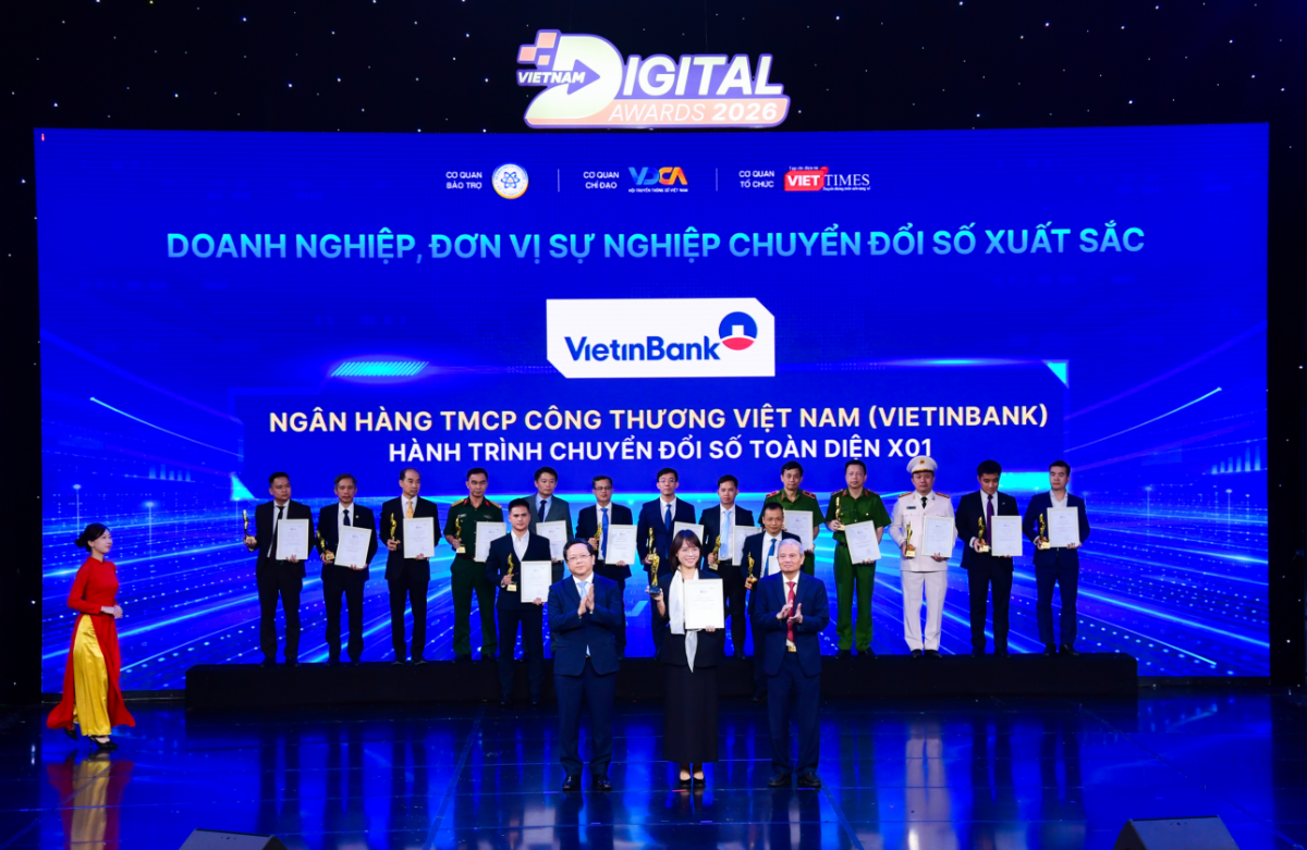 Bà Phùng Thu Hà – Trưởng Ban Chuyển đổi số VietinBank nhận giải thưởng tại Vietnam Digital Awards 2026, ngày 14/10/2026.