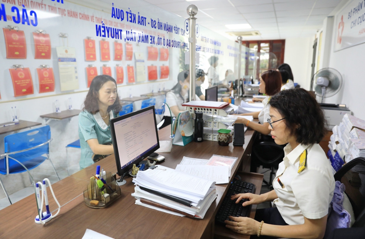 Người nộp thuế làm thủ tục tại một Thuế cơ sở.