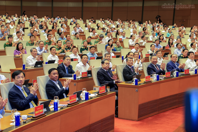 Các đồng chí lãnh đạo Đảng, Nhà nước, ban, bộ, ngành dự Hội nghị tại điểm cầu Hà Nội. Ảnh: chinhphu.vn