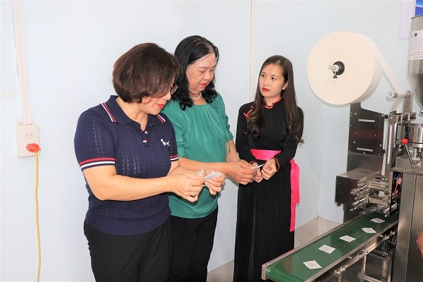 Chị Nông Thị Thắm (ngoài cùng bên phải) góp phần nâng thu nhập và duy trì việc làm của nhiều phụ nữ thông qua mô hình HTX.