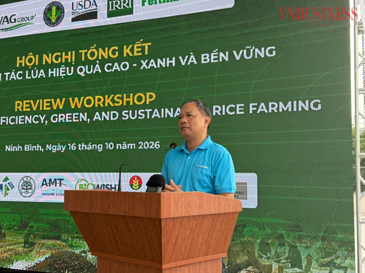 Các chuyên gia chia sẻ tại Hội nghị tổng kết mô hình canh tác lúa hiệu quả cao, xanh và bền vững ngày 16/10 tại xã Nghĩa Sơn, tỉnh Ninh Bình.