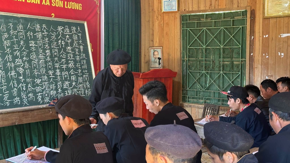 Triển khai chính sách đối với người có uy tín trong vùng đồng bào dân tộc thiểu số trên địa bàn tỉnh Lào Cai. Ảnh: Cổng TTĐT tỉnh Lào Cai.