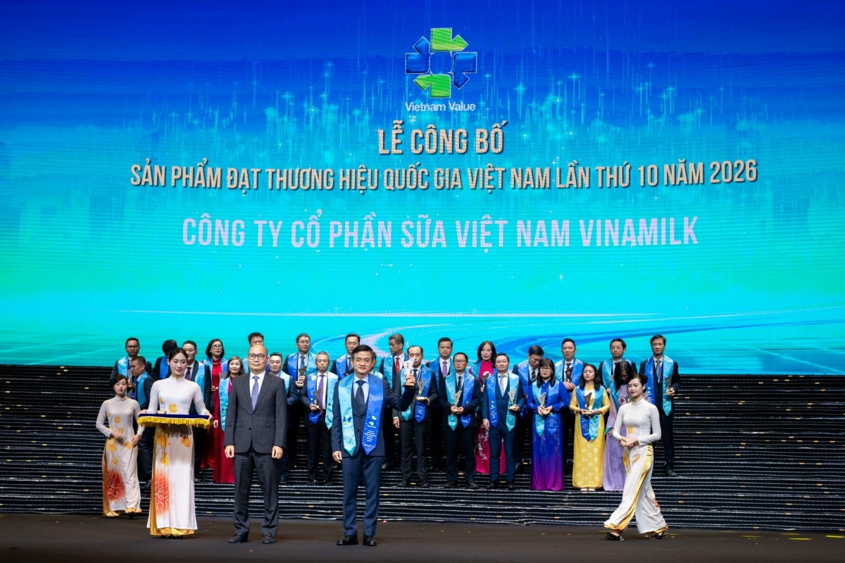 Ông Nguyễn Quang Trí, Giám đốc điều hành Marketing Vinamilk, đón nhận danh hiệu Thương hiệu quốc gia Việt Nam lần thứ 10 năm 2026 (Ảnh: Minh Anh).
