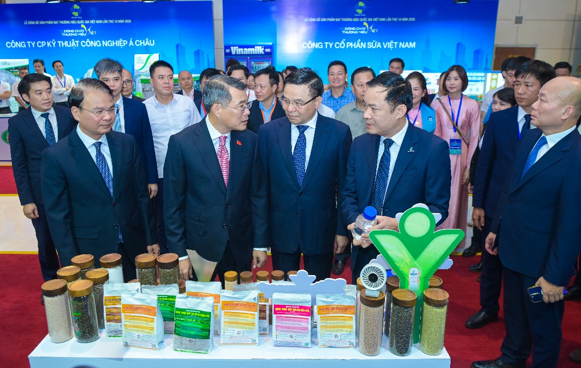 Chủ tịch HĐTV Petrovietnam Lê Ngọc Sơn giới thiệu với Thủ tướng Chính phủ Lê Minh Hưng về bộ sản phẩm Phú Mỹ tại gian trưng bày của PVFCCo-Phú Mỹ, đơn vị thành viên của Petrovietnam. ảnh:chinhphu.vn/Nhật Bắc