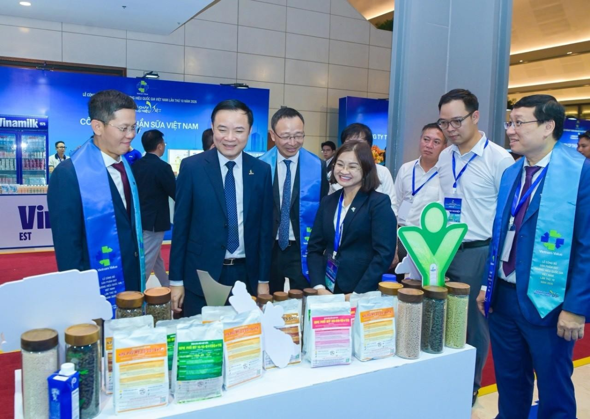 Chủ tịch HĐTV Petrovietnam Lê Ngọc Sơn và đoàn đại biểu Tập đoàn tham quan và đánh giá cao các sản phẩm mới của PVFCCo-Phú Mỹ