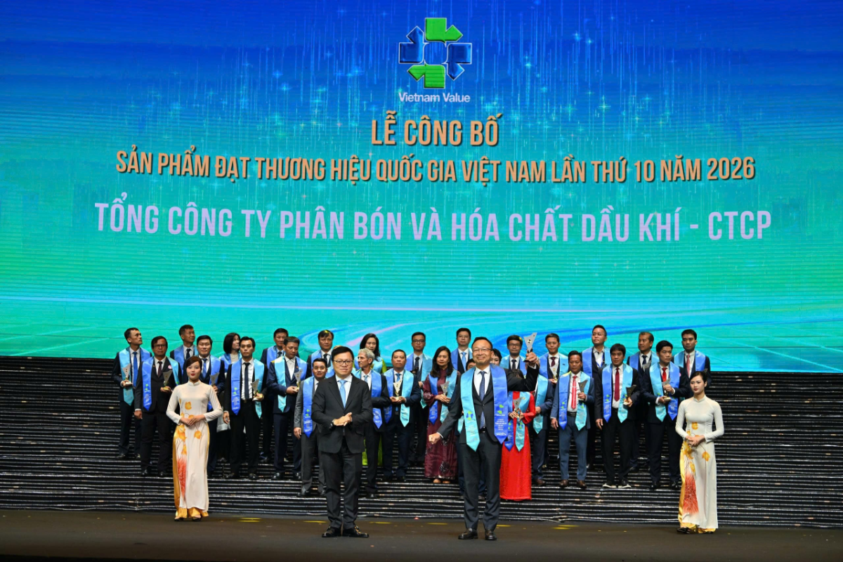 Tổng giám đốc Phan Công Thành đại diện PVFCCo-Phú Mỹ nhận vinh danh tại Lễ công bố.