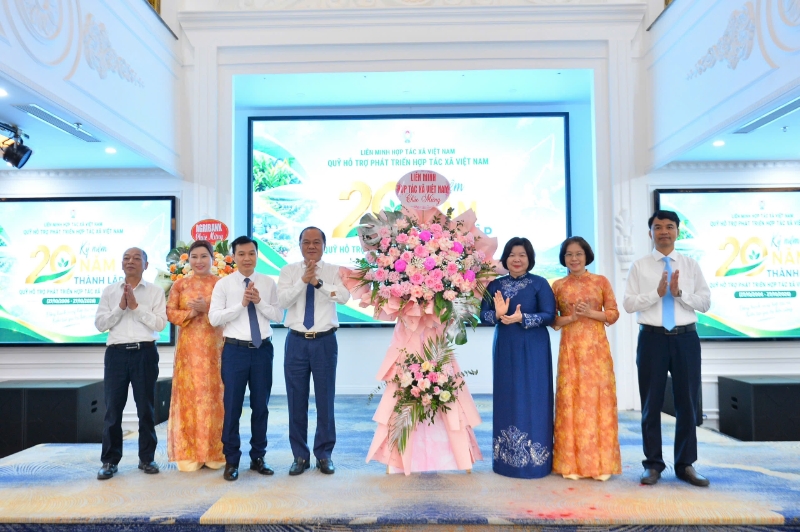Lãnh đạo Liên minh HTX Việt Nam chúc mừng Ban lãnh đạo Quỹ Hỗ trợ phát triển HTX.