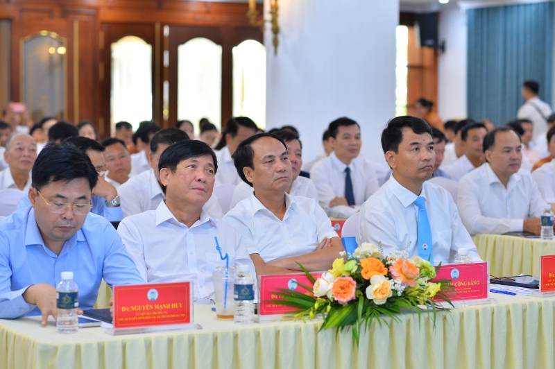 Phó Chủ tịch Liên minh HTX Việt Nam Đinh Hồng Thái (hàng đầu, caravat xanh)