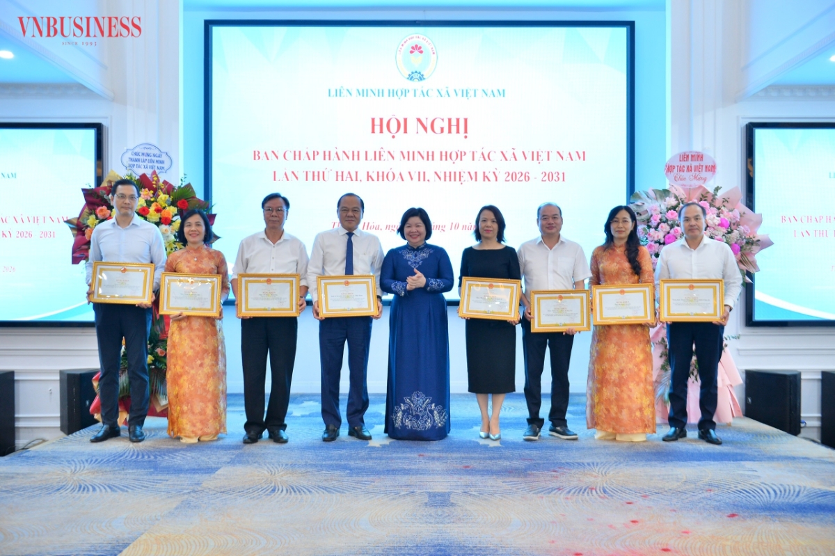 Chủ tịch Liên minh HTX Việt Nam Cao Xuân Thu Vân trao bằng khen cho các tập thể và cá nhân có thành tích xuất sắc trong phong trào thi đua chào mừng Đại hội đại biểu toàn quốc Liên minh HTX Việt Nam lần thứ VII.