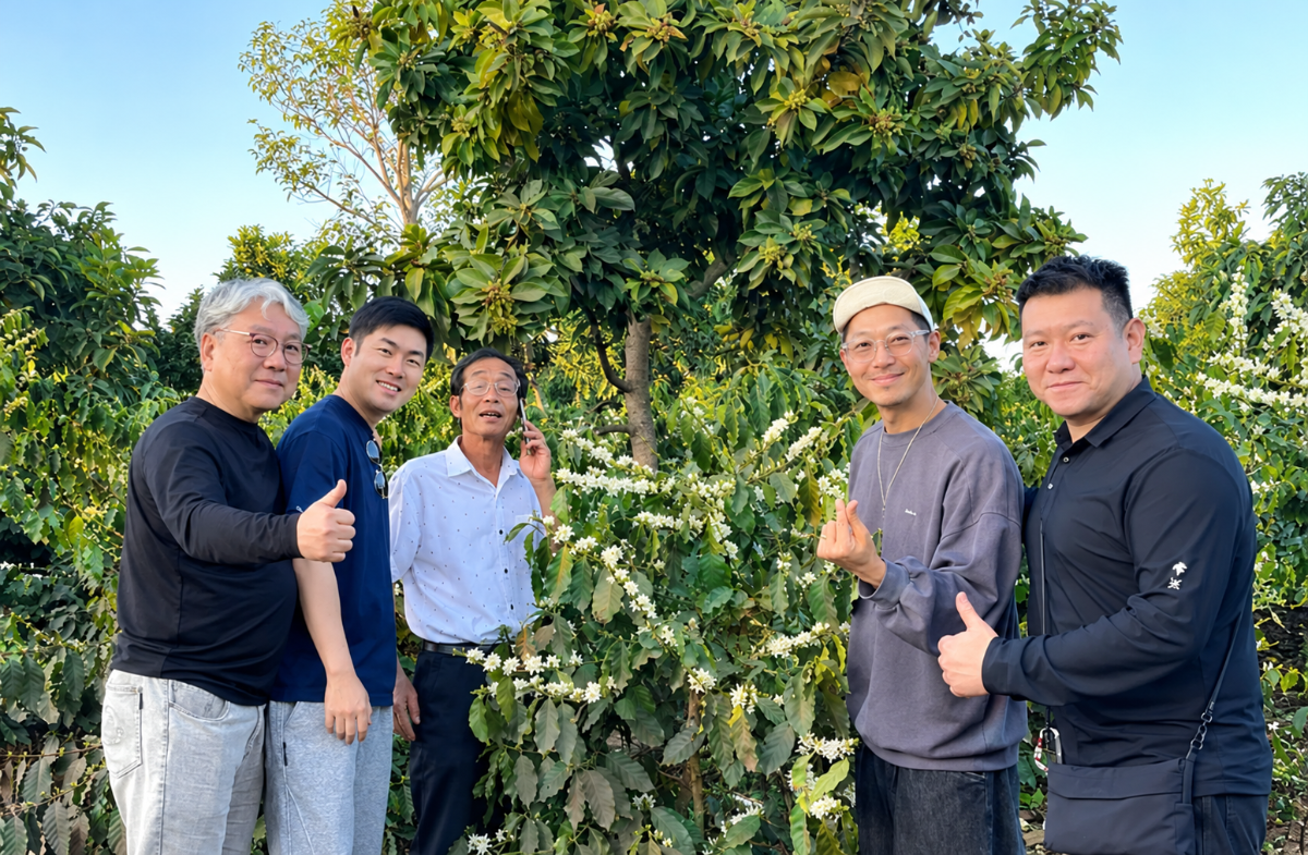 Khách hàng nước ngoài thăm vùng sản xuất của HTX Bích Thao.