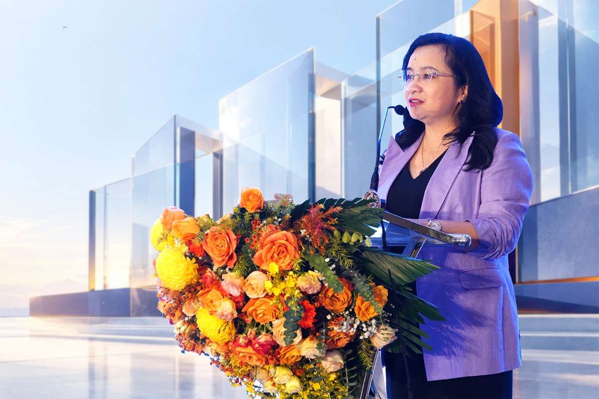 Bà Ngô Thu Hà – Tổng giám đốc Ngân hàng SHB thông tin với các nhà đầu tư tại hội nghị.