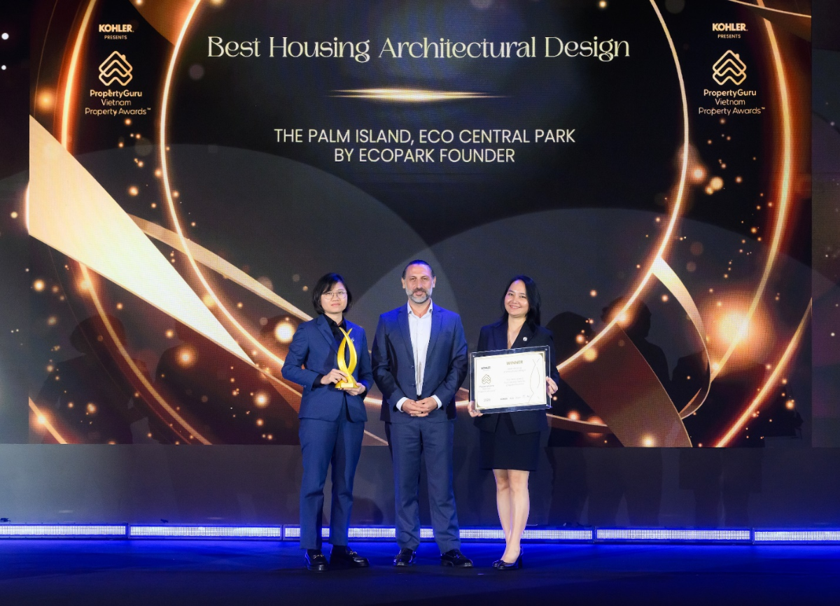 Bà Mai Thị Hồng Quyên – giám đốc Kinh doanh & Marketing và bà Huỳnh Thị Uyên Phương – Giám đốc Chiến lược nhà sáng lập Ecopark nhận giải thưởng tại PropertyGuru 2026.