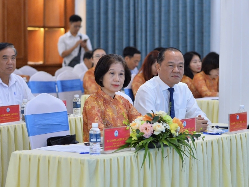 Phó Chủ tịch Nguyễn Thị Hoài Linh và Chủ tịch Quỹ Hỗ trợ phát triển HTX Nguyễn Hùng Tiến.