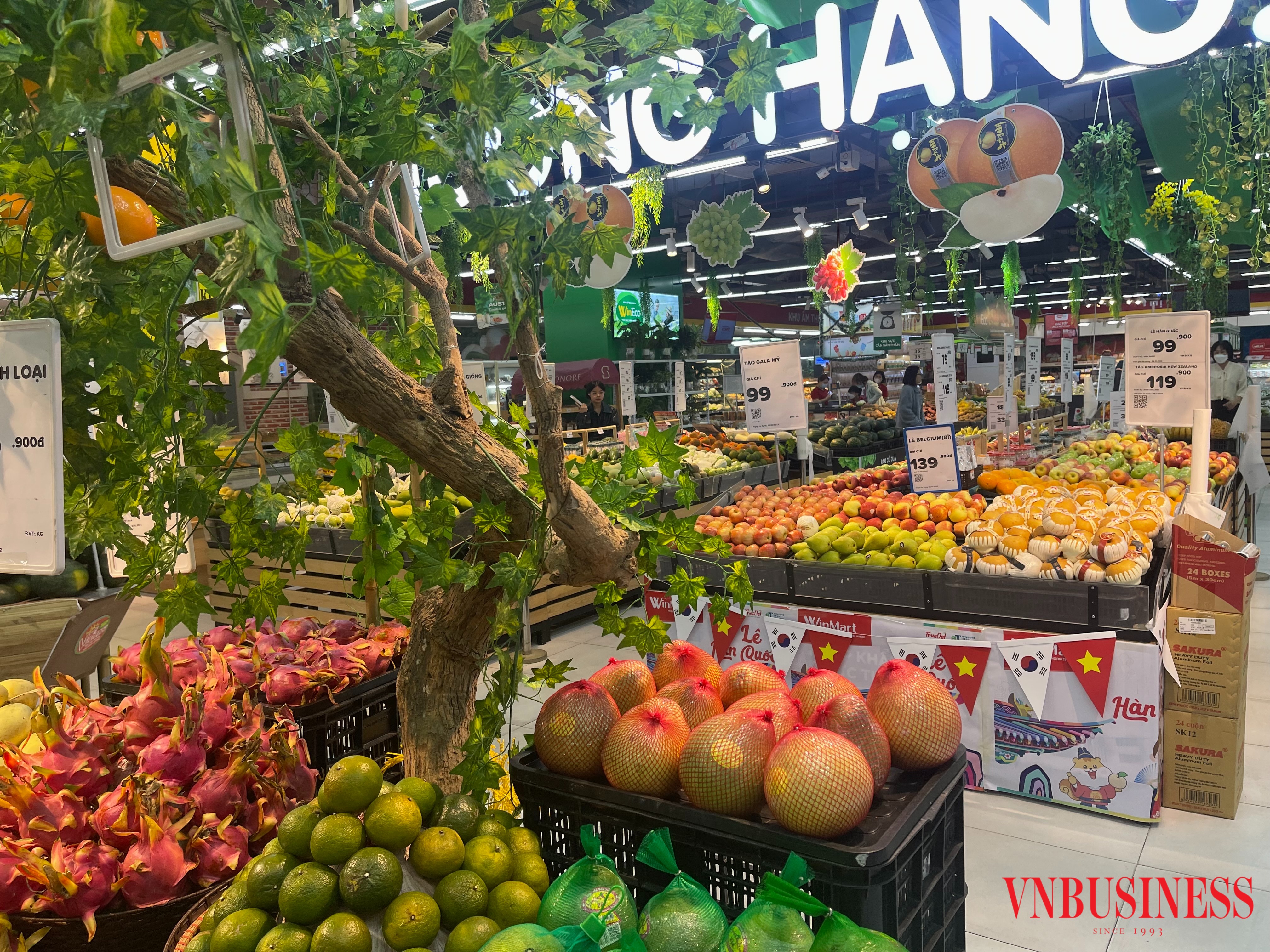 Không gian sạch sẽ, hàng hóa được sắp xếp gọn gàng và khả năng mua sắm vào buổi tối là những yếu tố khiến mô hình siêu thị mini phù hợp với nhịp sống hiện nay.