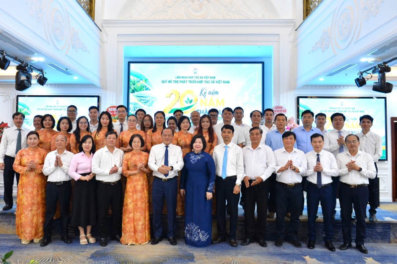 Lãnh đạo Liên minh HTX Việt Nam và địa phương chúc mừng tập thể lãnh đạo và cán bộ, người lao động Quỹ hỗ trợ phát triển HTX.