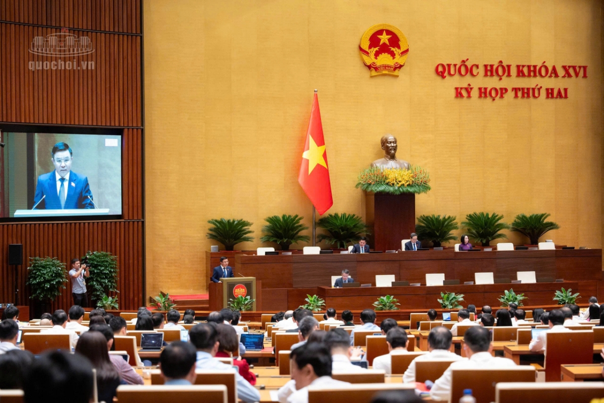 Tiếp tục chương trình Kỳ họp thứ Hai, Quốc hội khóa XVI, chiều 20/10, dưới sự chủ trì của Chủ tịch Quốc hội Trần Thanh Mẫn và điều hành của Phó Chủ tịch Quốc hội Nguyễn Hồng Diên, Quốc hội nghe Tờ trình và Báo cáo thẩm tra về Dự án Luật sửa đổi, bổ sung một số điều của Luật Điện lực.