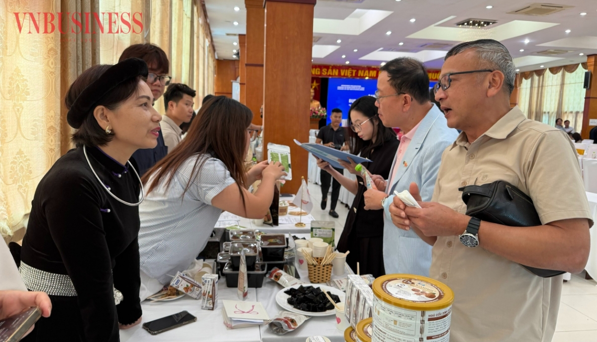 Bà Hoàng Thị Xuyến (áo đen), Giám đốc Công ty TNHH XNK Minh Anh Việt GLOBAL.