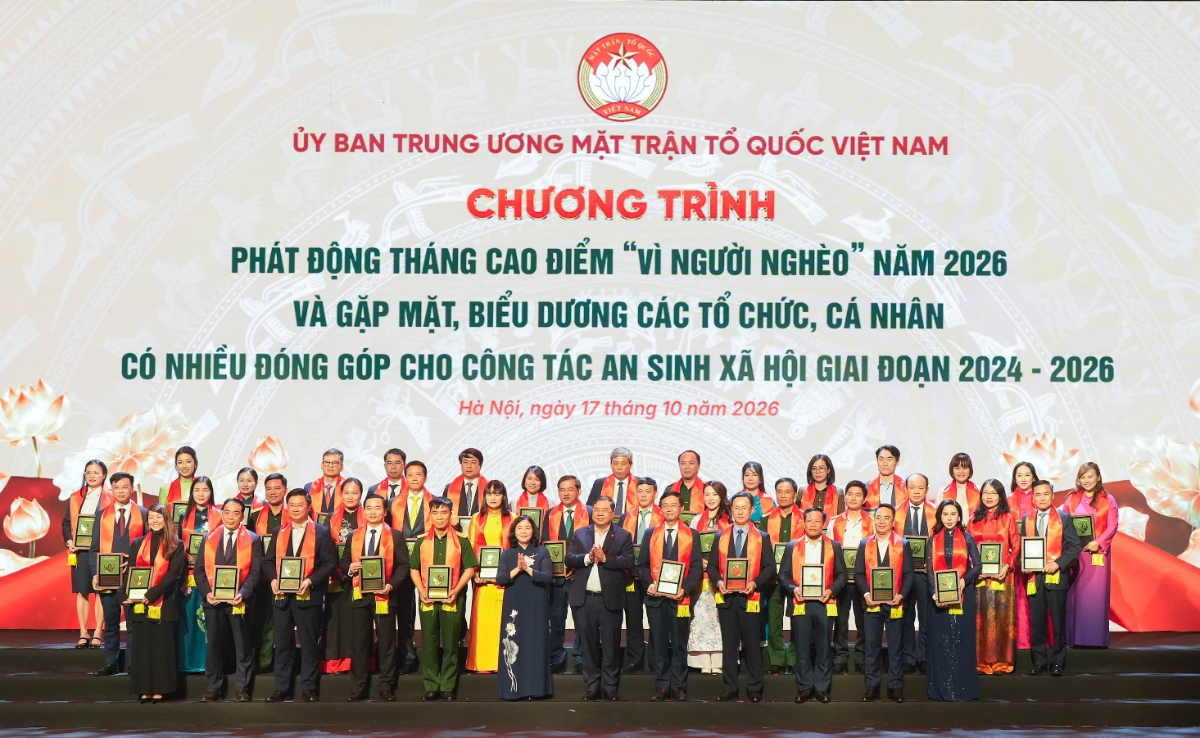 Đồng chí Bùi Thị Minh Hoài - Ủy viên Bộ Chính trị, Bí thư Trung ương Đảng, Chủ tịch Ủy ban Trung ương MTTQ Việt Nam và đồng chí Phạm Gia Túc - Ủy viên Bộ Chính trị, Phó Thủ tướng Thường trực Chính phủ vinh danh 23 tập thể tổ chức tín dụng thuộc ngành Ngân hàng và các đại biểu tại Chương trình.