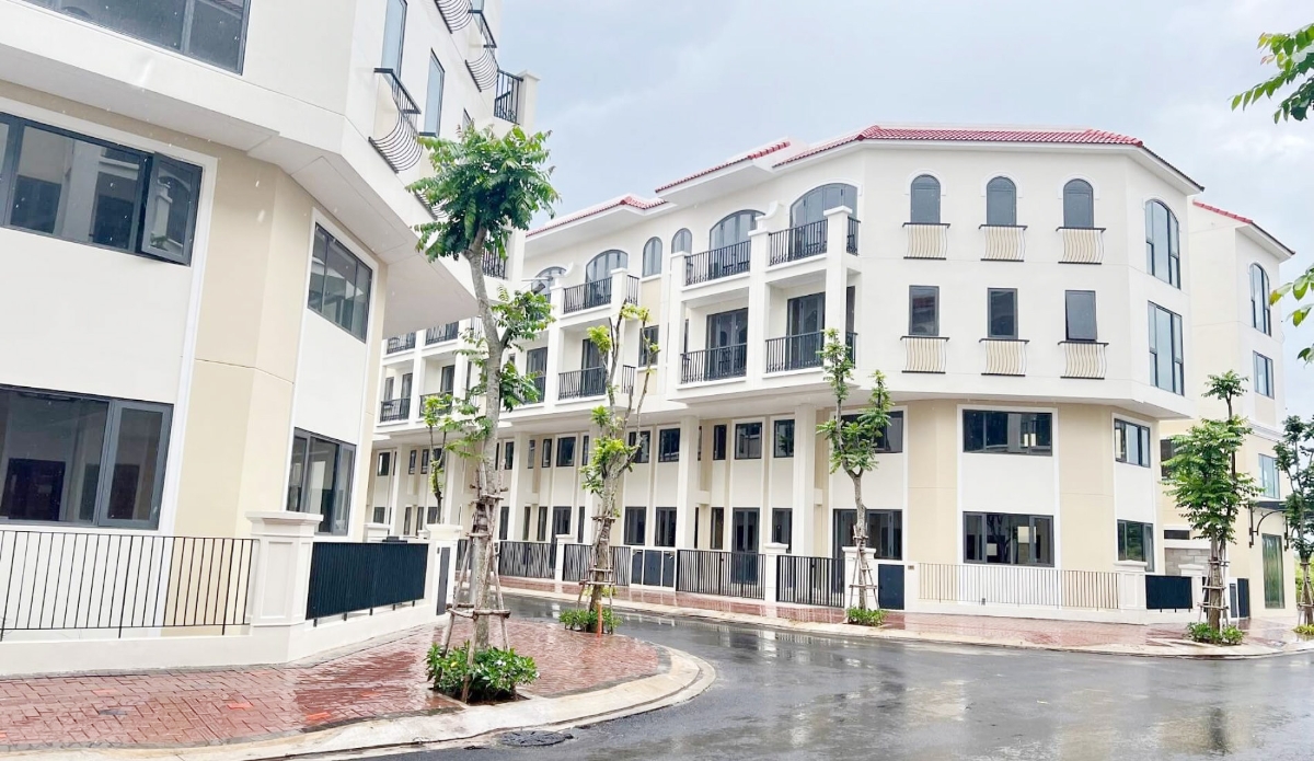 Một góc dự án Senturia Nam Sài Gòn tọa lạc tại đường Nguyễn Văn Linh, xã Bình Hưng, huyện Bình Chánh cũ , TP.HCM. Vào năm 2019, dự án do Công ty Cổ phần bất động sản Tiến Phước làm chủ đầu tư, từng vướng lùm xùm vì mở bán dự án khi chưa đủ điều kiện pháp lý. (Ảnh: internet)