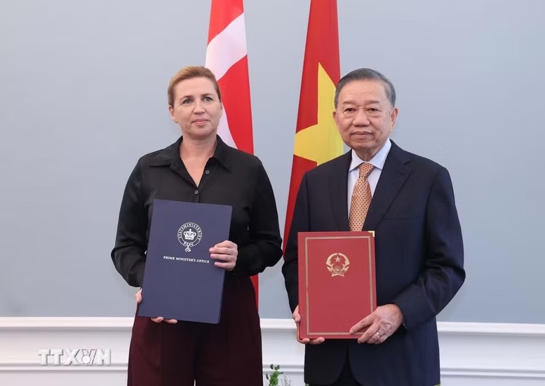 Tổng Bí thư, Chủ tịch nước Tô Lâm và Thủ tướng Đan Mạch Mette Frederiksen trao Tuyên bố chung về việc thiết lập quan hệ Đối tác chiến lược toàn diện Việt Nam - Đan Mạch. Ảnh: TTXVN