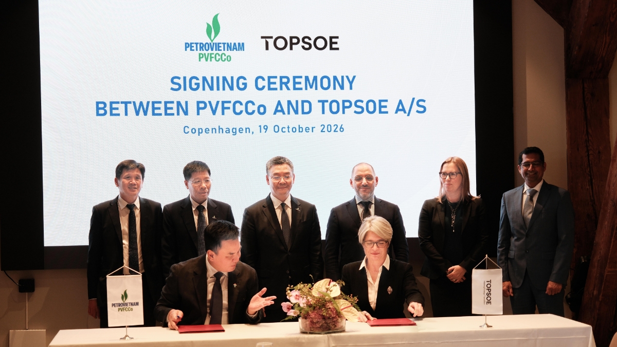 Đại diện PVFCCo-Phú Mỹ và Topsoe ký kết Thỏa thuận Hợp tác.