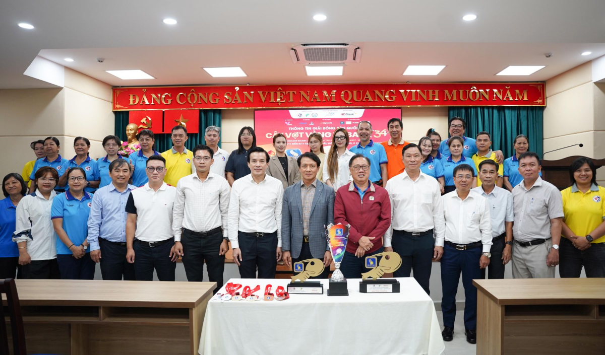 Đại diện Ban Tổ chức, các đơn vị đồng hành và đội ngũ trọng tài sẵn sàng cho mùa giải Bóng bàn Quốc tế Cây vợt vàng – HDBank 2026.