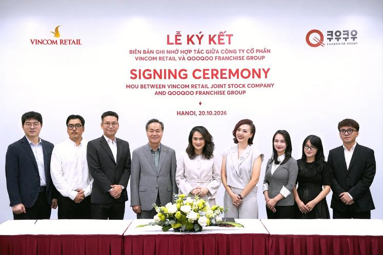 Đại diện Vincom Retail và QooQoo Franchise Group trong buổi lễ ký kết