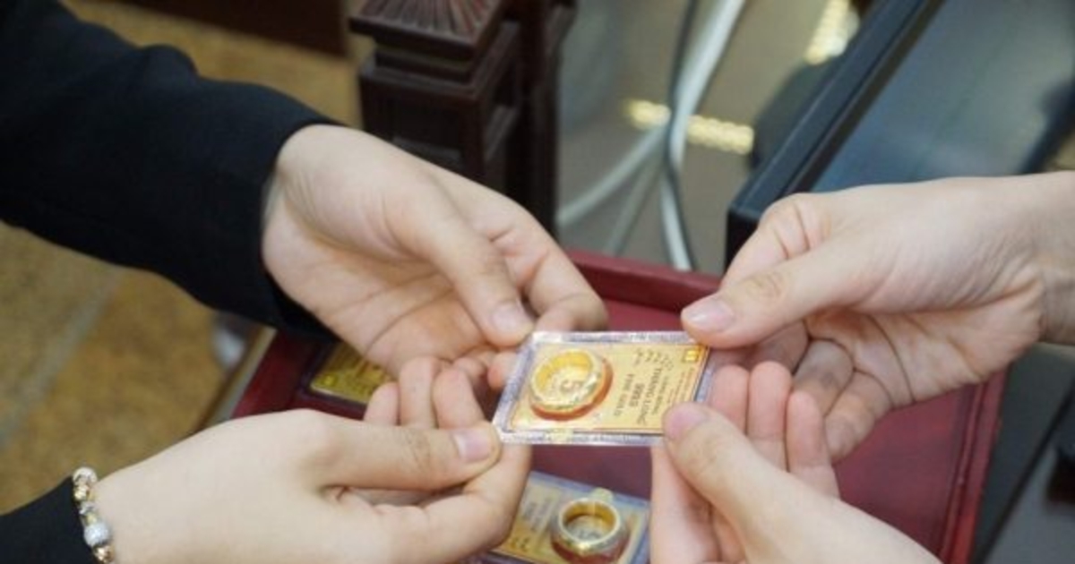 Vàng nhẫn và vàng miếng vẫn chìm trong ‘sắc đỏ’