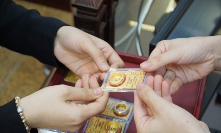 Vàng nhẫn và vàng miếng vẫn chìm trong ‘sắc đỏ’