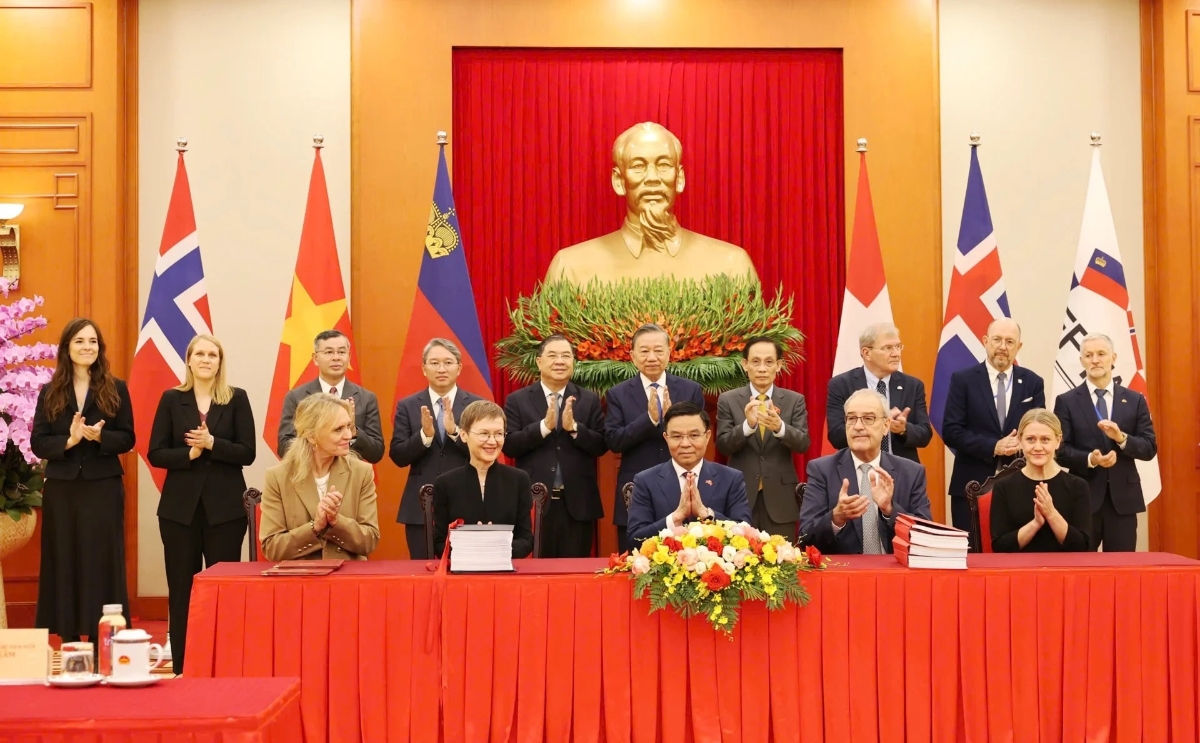 Lễ ký kết VEFTA tại Hà Nội ngày 18/10. Ảnh: Bộ Công Thương.